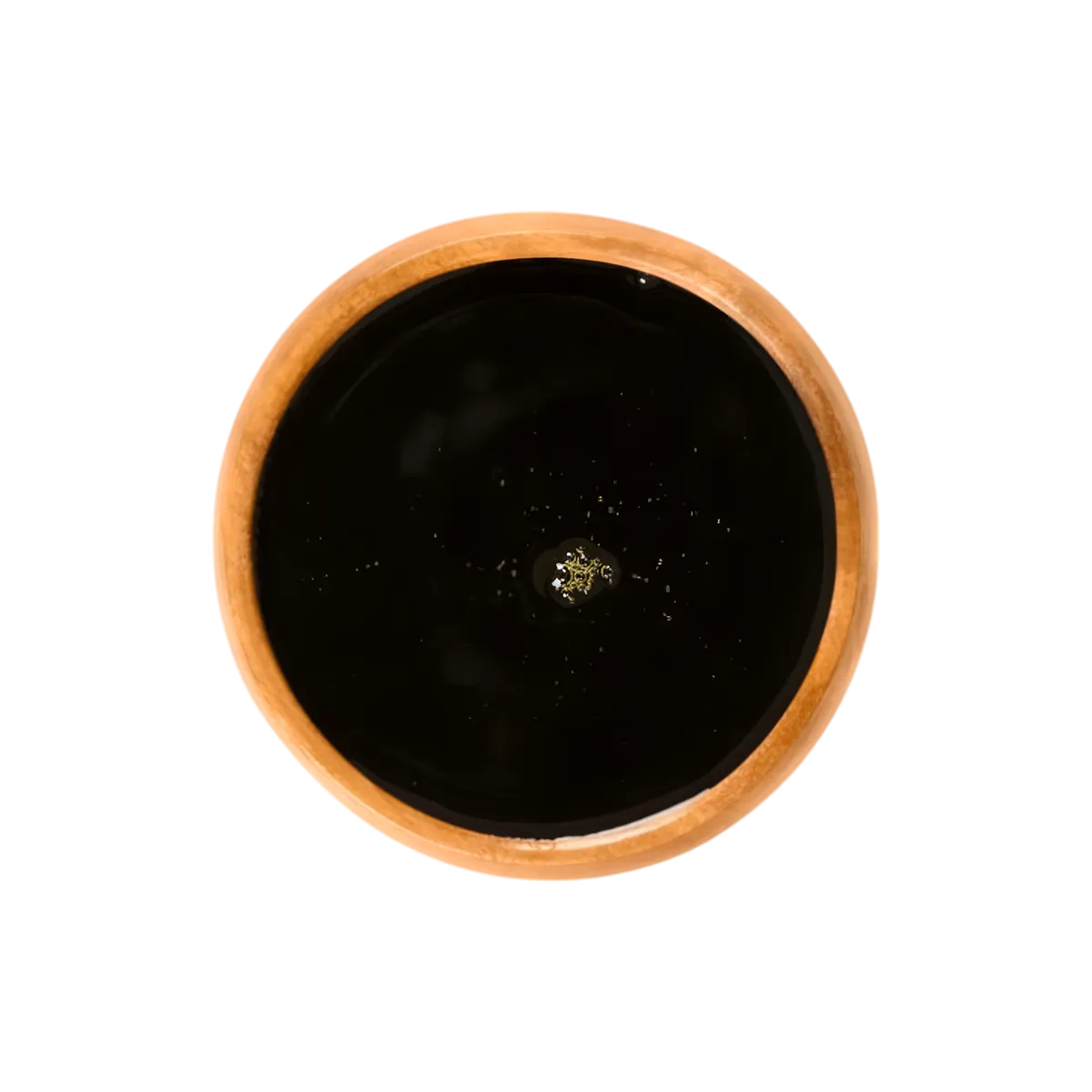 Vue de dessus d’un bol en bois rempli de sirop de batterie DORMOY, sirop épais et foncé issu de la canne à sucre naturelle.