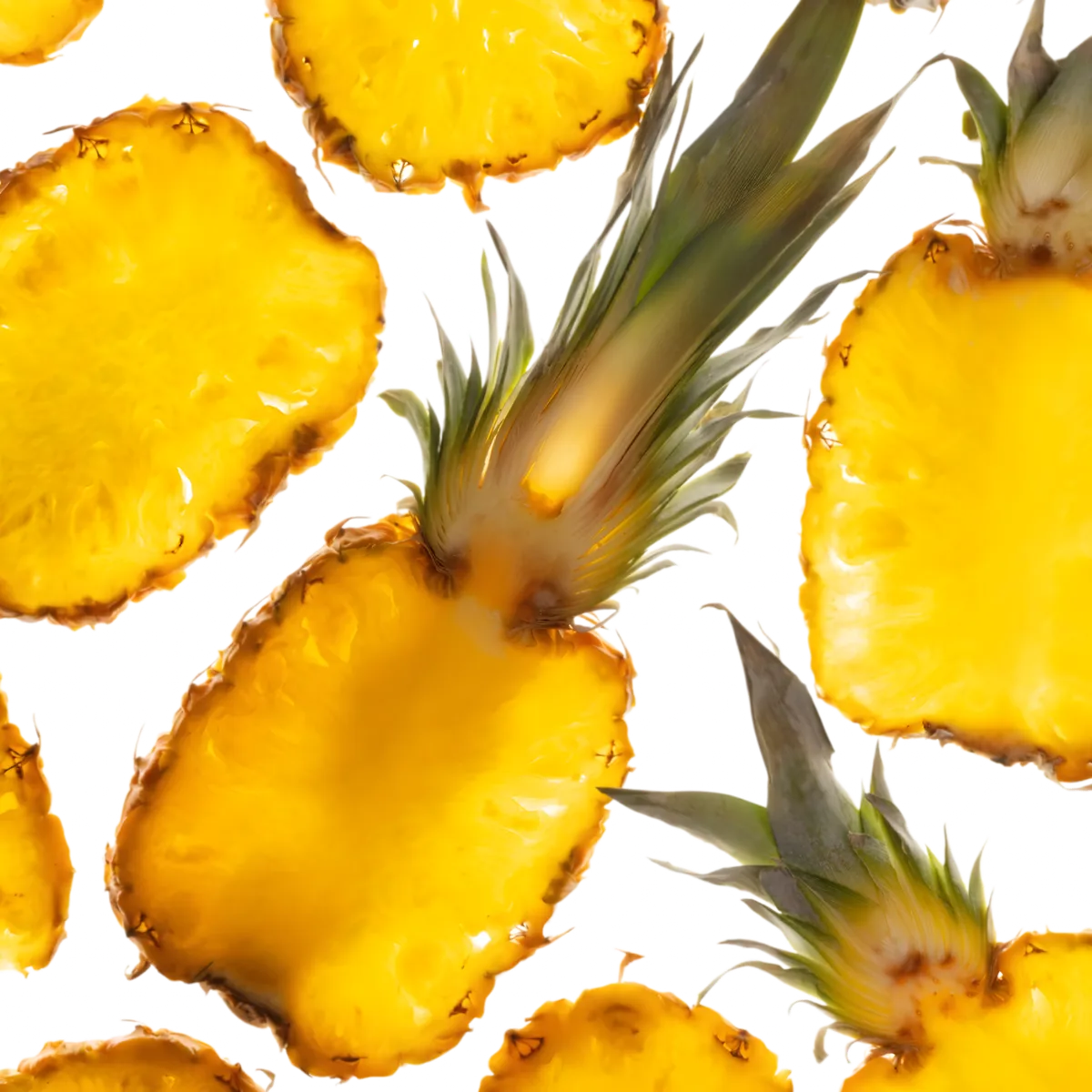 Tranches de délicieux ananas juteux sur fond noir, illustrant la saveur fruitée du soda ananas tropical ROYAL SODA.