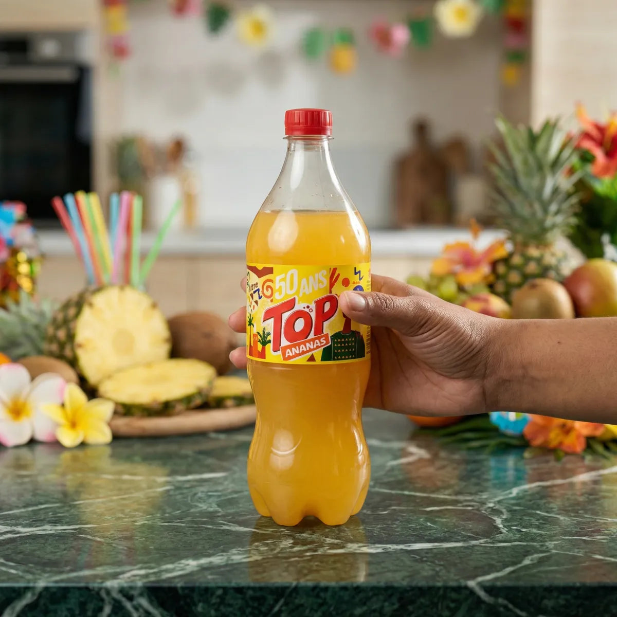 Ananassoda von TOP, transparente Plastikflasche mit gelbem Etikett in der Hand gehalten.