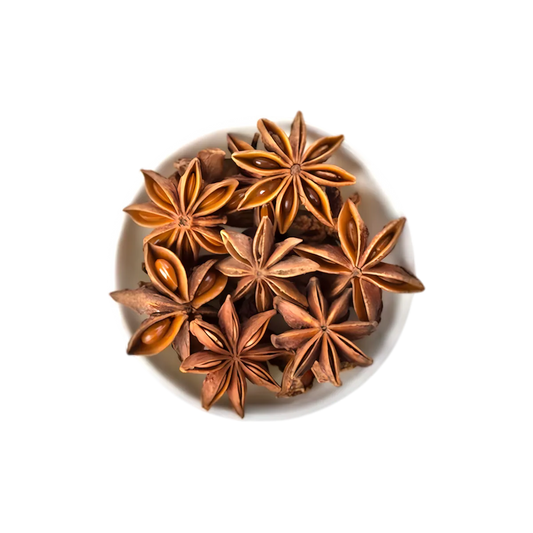 Étoiles d’anis dans un bol blanc, ingrédient principal du Soda anis ROYAL SODA, apportant un goût distinctif et aromatique à la boisson.
