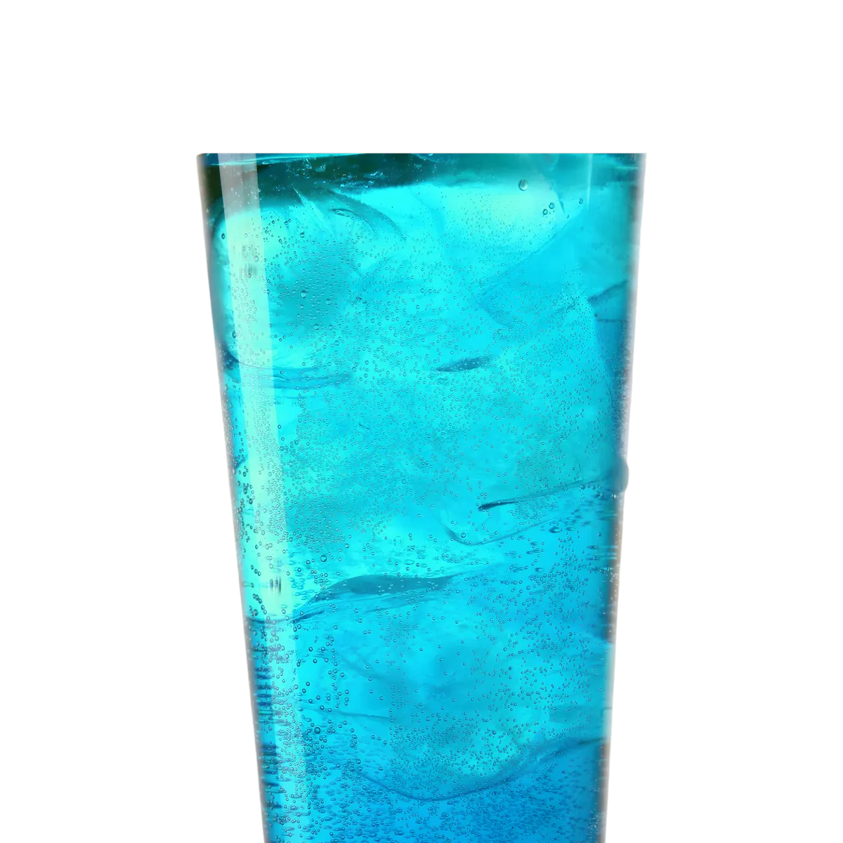 Verre rempli de Soda Blue Lagon ROYAL SODA pétillant, boisson bleue rafraîchissante au goût tropical, idéale pour l’été et les cocktails.