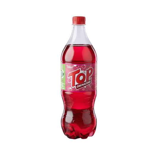 Soda de granadina TOP en botella de plástico de un litro sobre fondo verde liso.