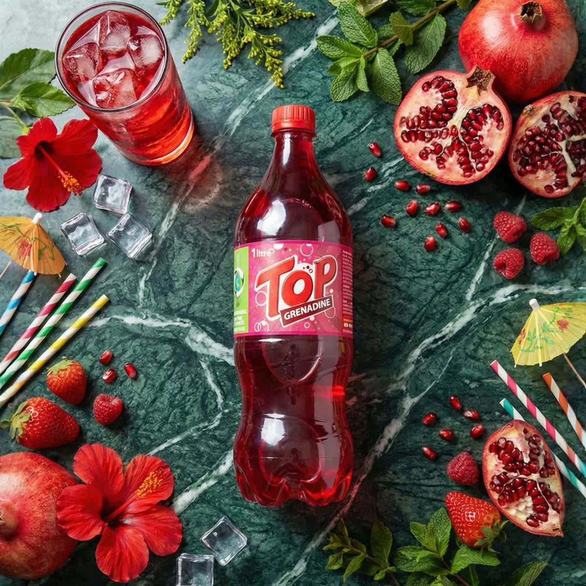 Soda de granadina TOP 1L sobre una mesa, con pomelos, frambuesas, fresas, hibisco.