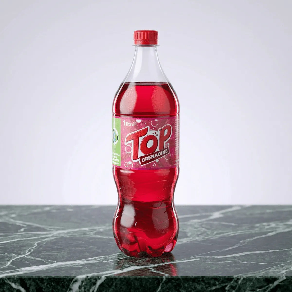 Refresco rojo sabor granadina de TOP, sobre una superficie marmoleada.