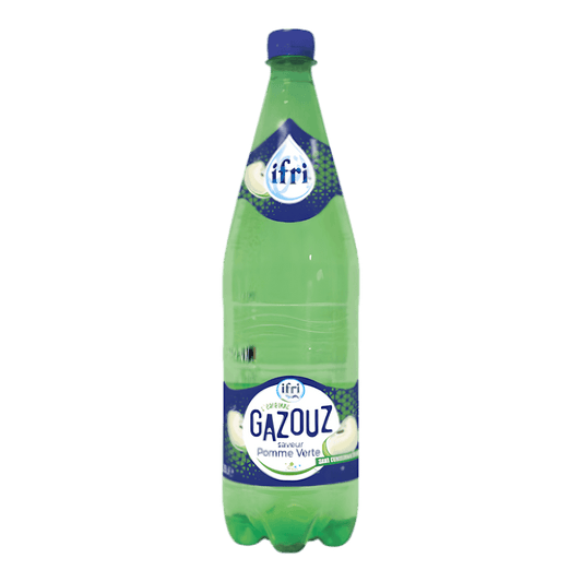 Soda pomme verte GAZOUZ - BOISSON - NKOSI, bouteille en plastique verte de 1L avec étiquette bleue et illustrations de pommes vertes.