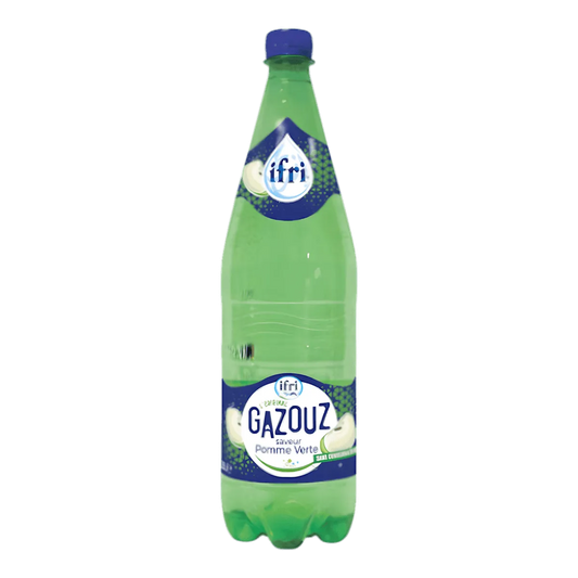 Soda pomme verte GAZOUZ - BOISSON - NKOSI, bouteille en plastique verte de 1L avec étiquette bleue et illustrations de pommes vertes.