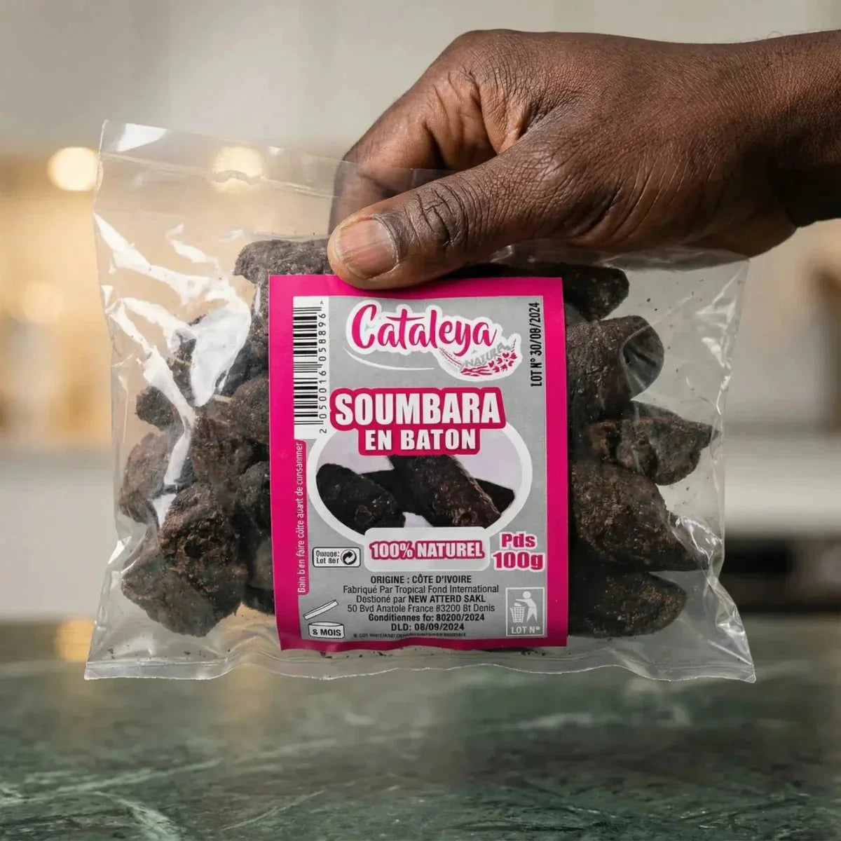 Man holding a bag of CATALEYA Soumbara sticks. Close-up of the product packaging.
