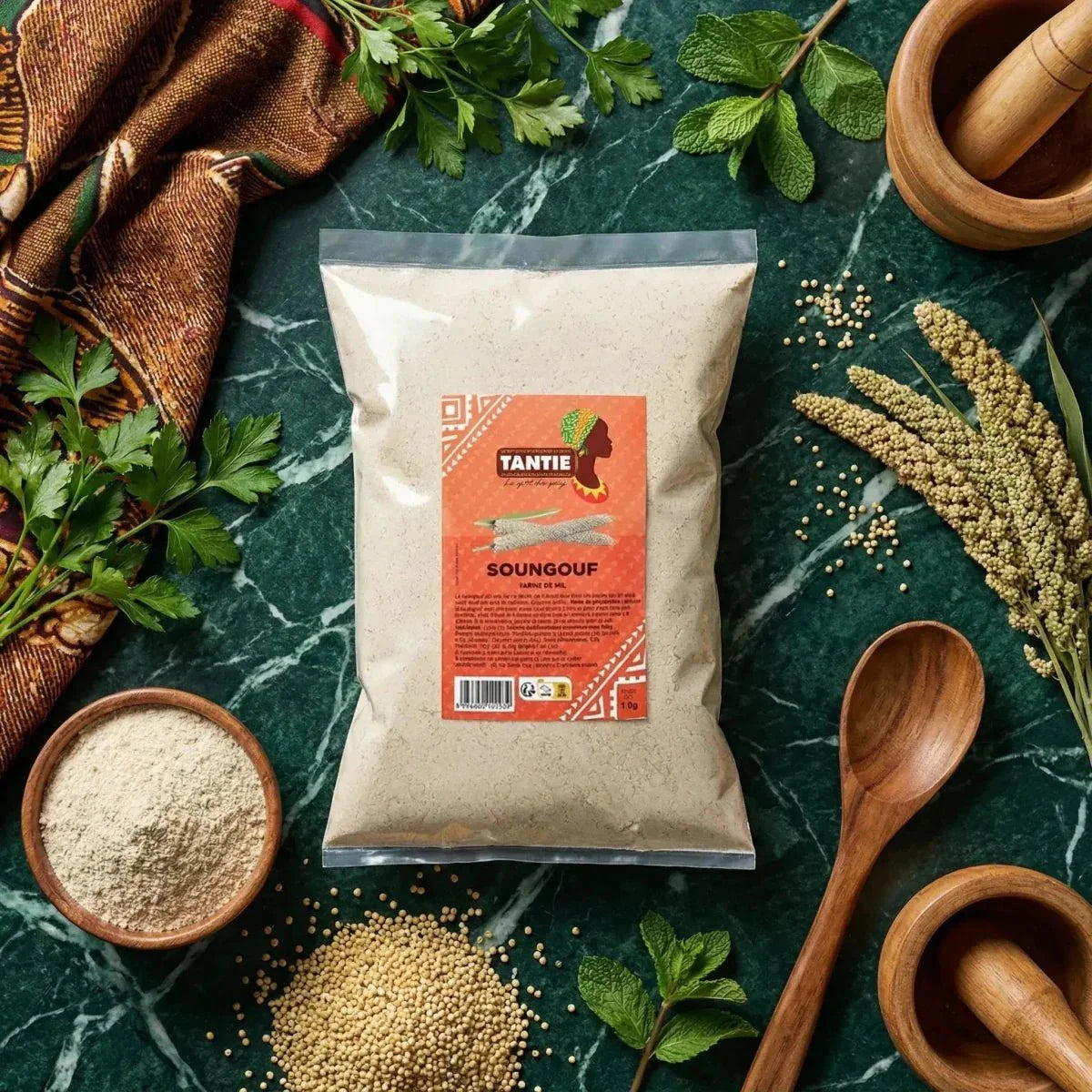 Farine de mil Soungouf de TANTIE, présentée dans un sachet sur fond vert marbré.