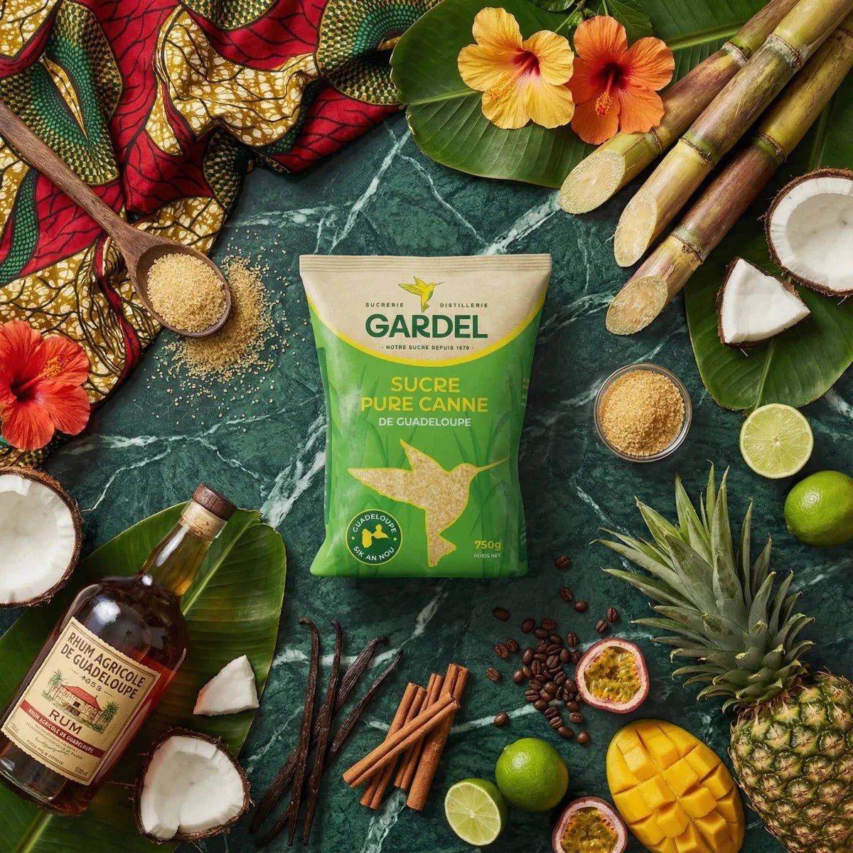 Zucchero di canna puro di Gardel, circondato da frutti esotici e fiori.