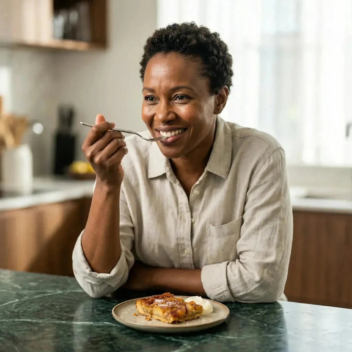 Zucchero di canna Gardel venduto in confezione, su un tavolo, accanto a una persona sorridente.