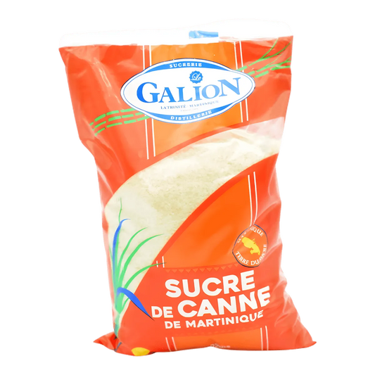 Sucre de canne LE GALION - ÉPICERIE SUCRÉE - NKOSI, sachet rouge de sucre brut non raffiné de Martinique à texture granuleuse et goût caramélisé.