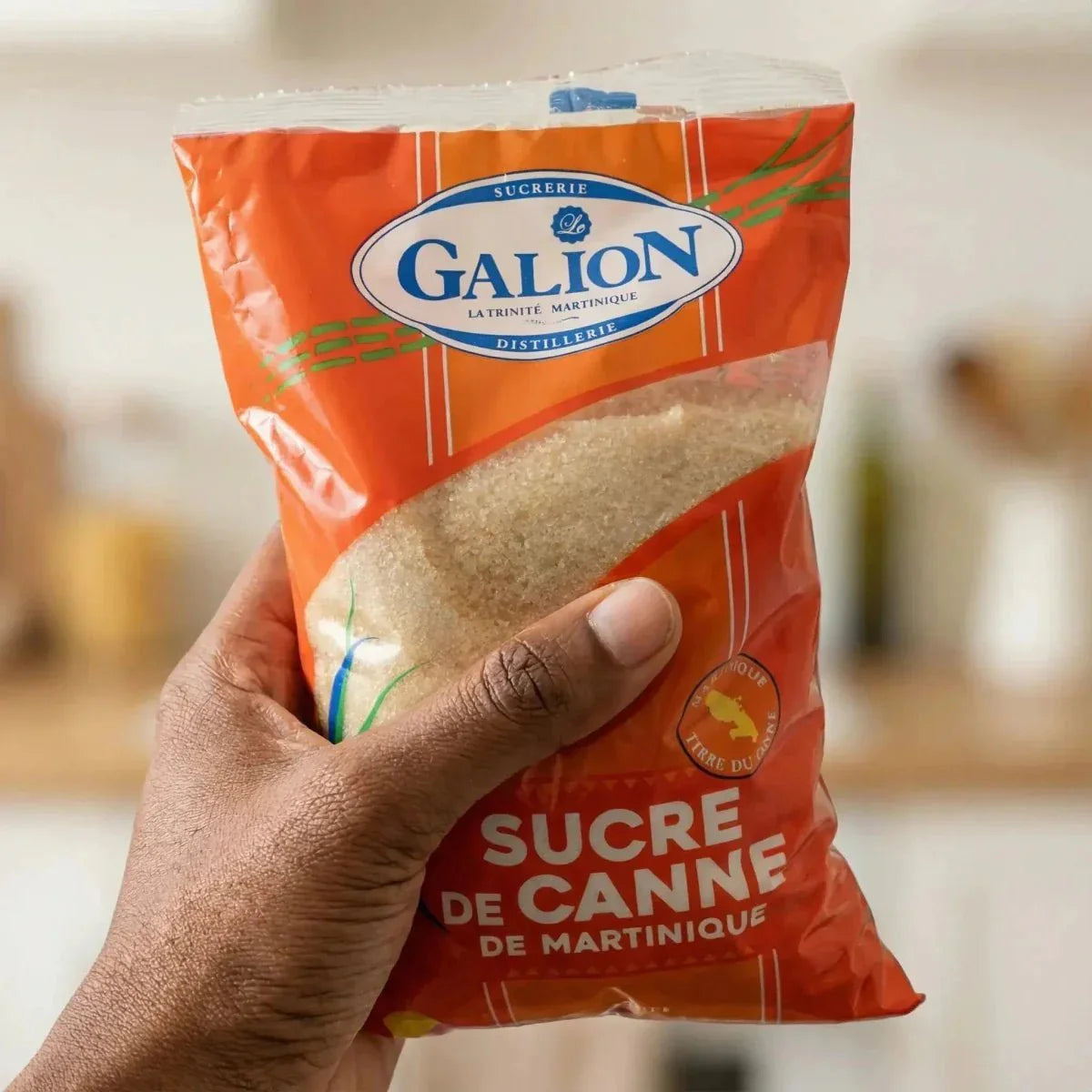 Sucre de canne roux par Le Galion, en sachet orange avec inscription "Sucre de Canne de Martinique".

