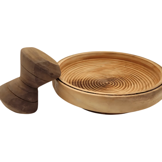 Accessoire de cuisine en bois, talier avec pilon séparé et bol rainuré, parfait pour la préparation culinaire artisanale et polyvalente.