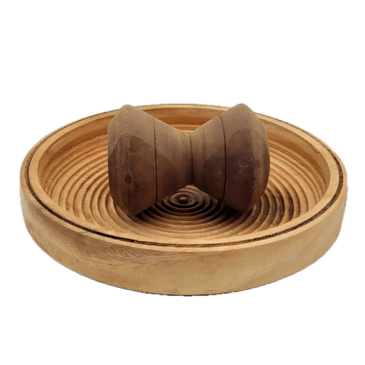 Talier en bois robuste pour cuisine, avec pilon double face et base rainurée, idéal pour écraser et mélanger des ingrédients traditionnels.