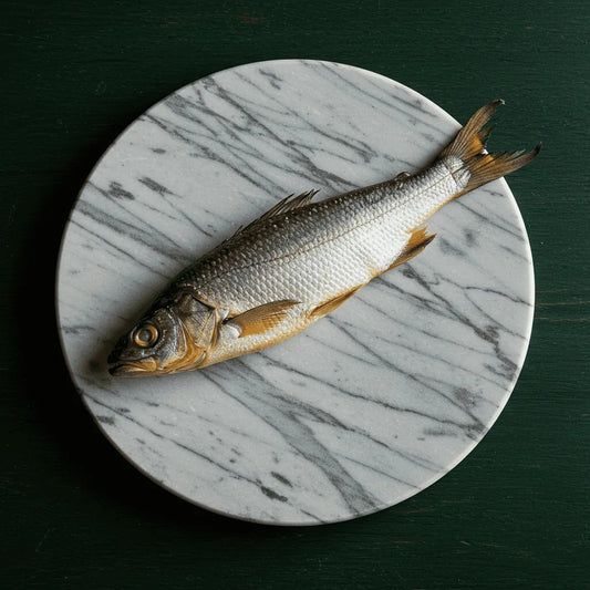 Tambour / Capitaine NANKA fumé - POISSON - NKOSI sur plateau rond en marbre, poisson fumé entier prêt à cuisiner, spécialité surgelée de la mer.
