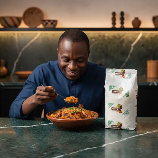 Homme dégustant un plat cuisiné avec la fécule de pomme de terre TANTIE - Sans gluten, parfaite pour recettes africaines et pâtisseries maison.
