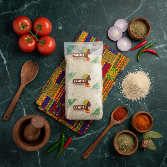 Sachet de Fonio TANTIE entouré d'ingrédients frais et épices africaines, illustrant sa polyvalence en cuisine traditionnelle.