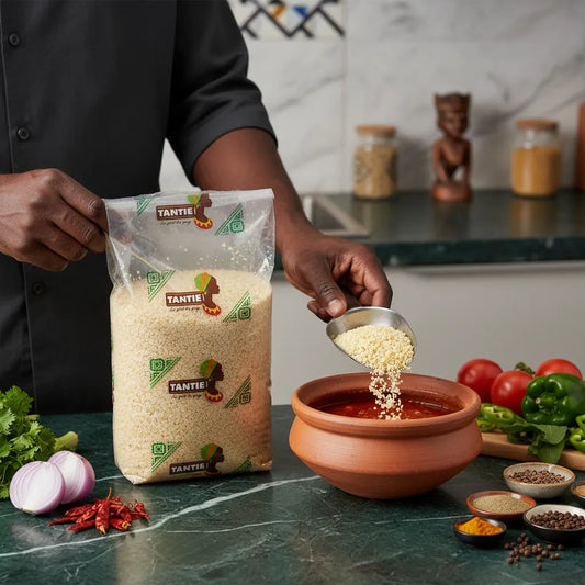 Préparation d’un plat traditionnel avec la farine de maïs Fioretto Jaune TANTIE, versée dans une sauce rouge, entourée d’ingrédients frais.