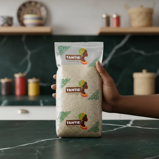 Main tenant un sachet de Fonio TANTIE - Céréale ouest-africaine à texture fine, idéale pour remplacer riz ou semoule.