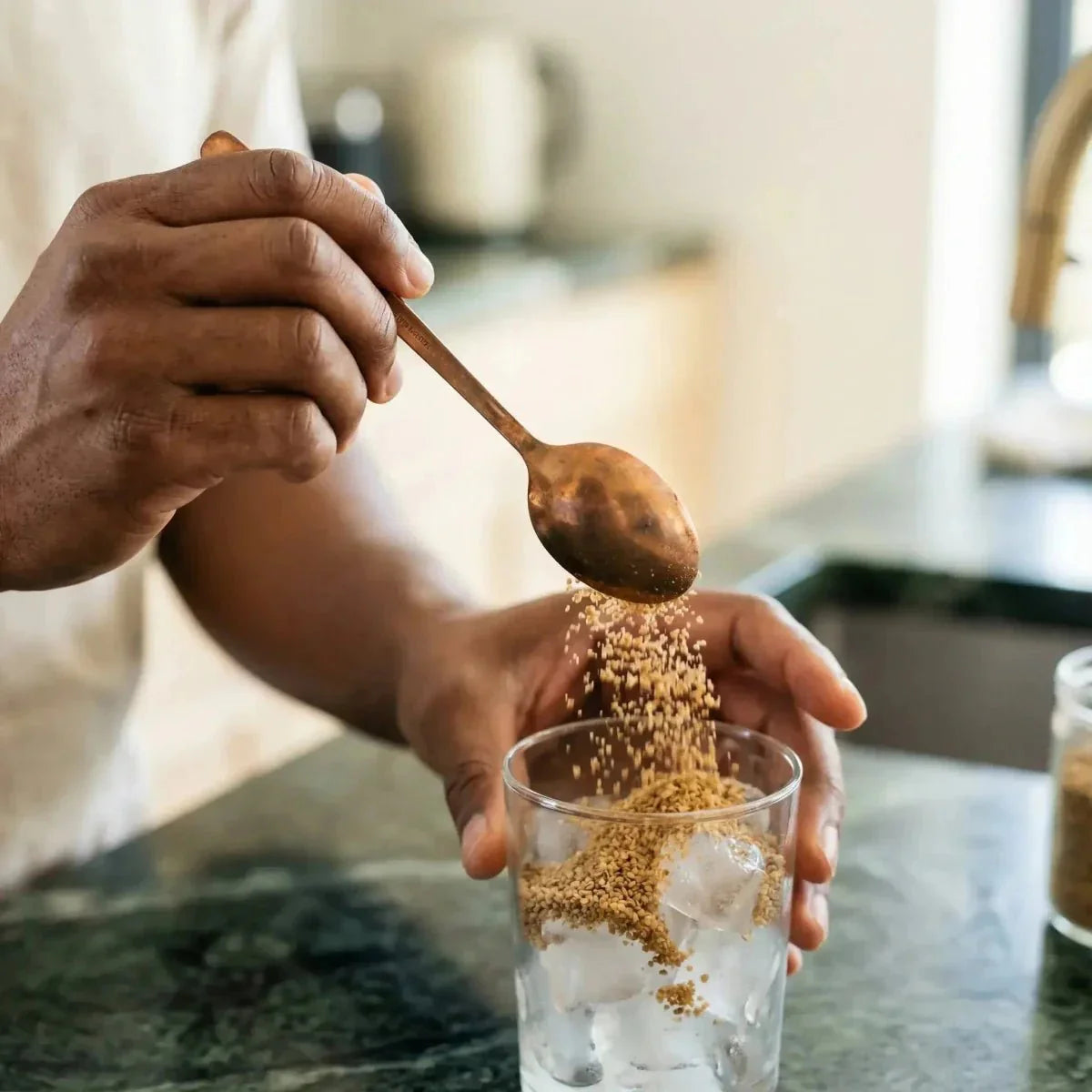 Instant perzikthee van STARLING, ingeschonken in een glas gevuld met ijsblokjes op een toonbank.