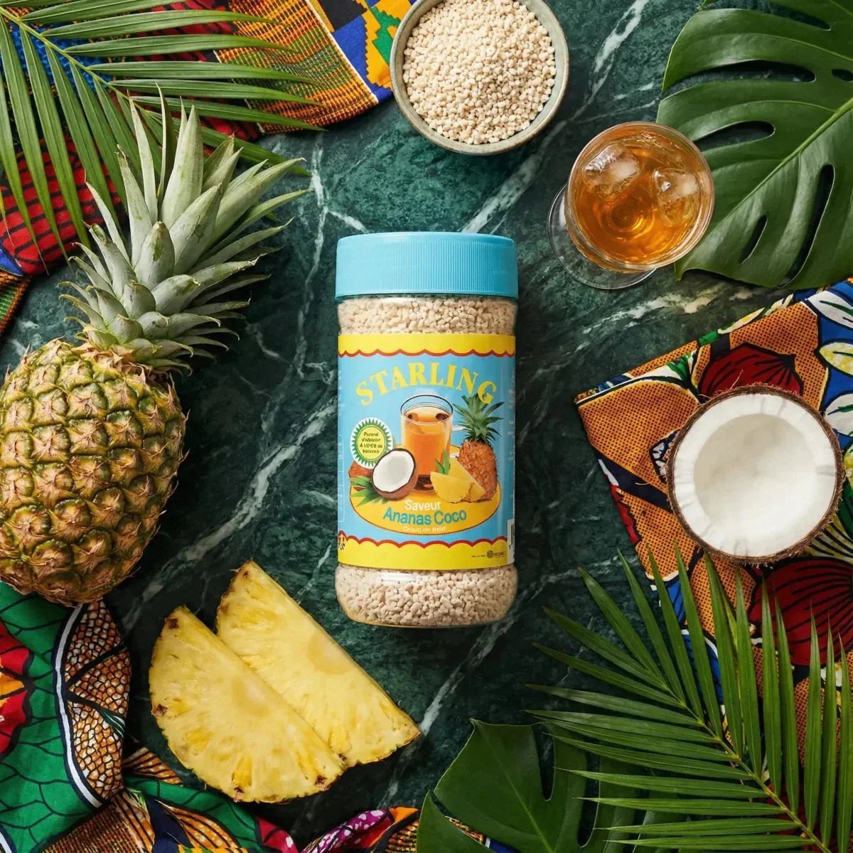 Ananas- en kokos-thee STARLING. Exotische stilleven met ananas, kokosnoot.