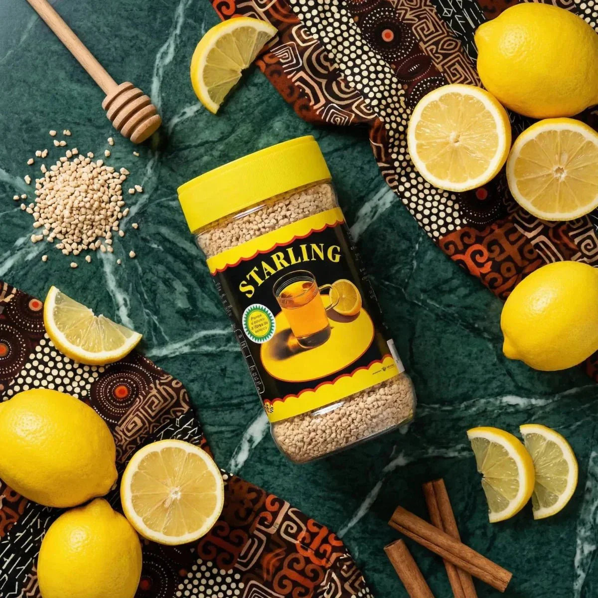 Instant citroenthee van STARLING, omringd door verse citroenen en kaneel.