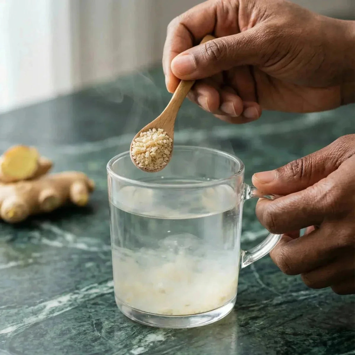 STARLING Gemberthee: Bereiding van een kopje met een lepel gember.