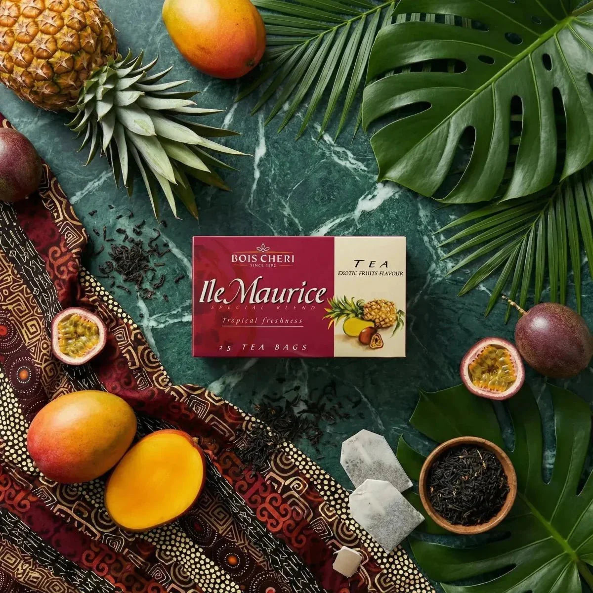 Té Bois Chéri Isla Mauricio con frutas exóticas. Composición alrededor de un paquete: mangos.