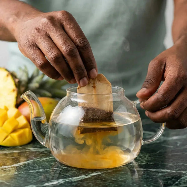 Thé aux fruits exotiques Bois Chéri. Infusion du sachet dans l'eau chaude, ananas.
