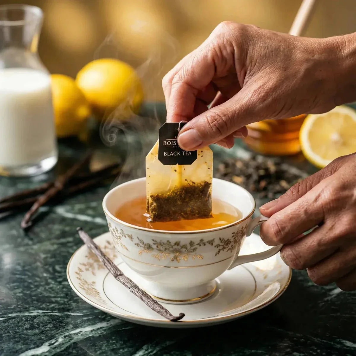 Vanillethee Bois Chéri. Bereiding van een kop thee met een zakje, melk, honing, citroen.