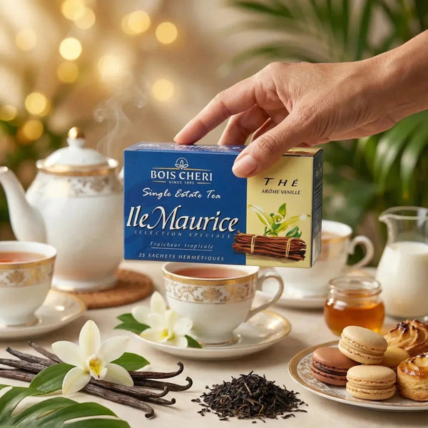 Thé vanille Bois Chéri à l'Île Maurice présenté avec théière, tasses, pâtisseries.
