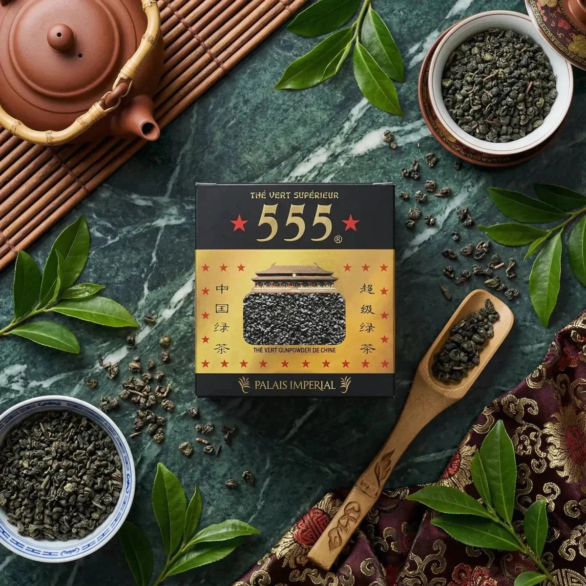 Tè Verde 555 di Palais Impérial. Scena con teiera, foglie, scatola di tè.