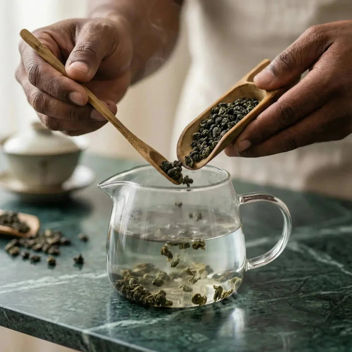 Tè Verde 555 versato in una teiera. Preparazione di un'infusione.
