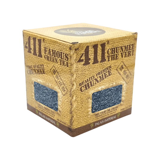 Boîte de thé vert Chunmee 411 de qualité gourmet, emballée dans un cube en carton texturé avec fenêtre transparente - THÉ, INFUSIONS, CAFÉ - NKOSI.