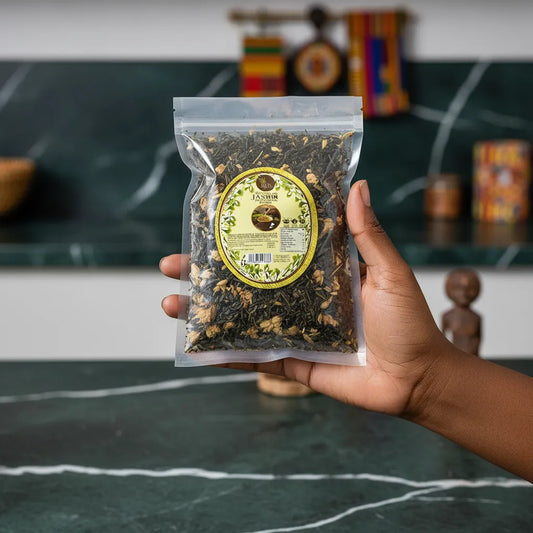 Main tenant un sachet de thé vert au jasmin, thé floral pour infusion relaxante, parfait pour les amateurs de thé naturel.