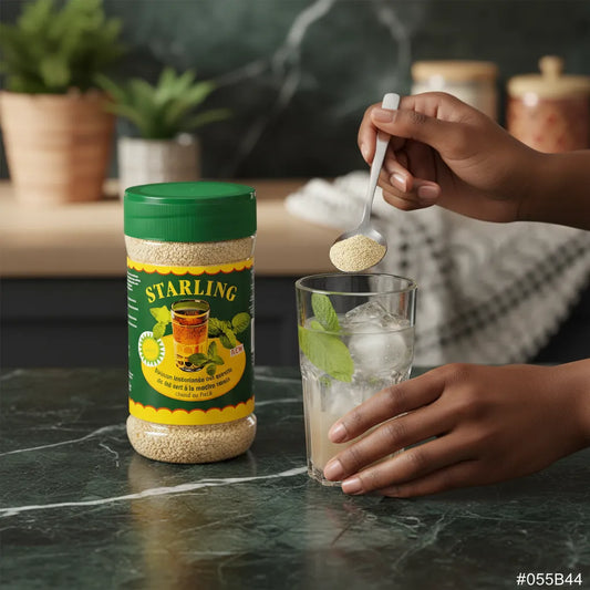 Préparation d’un verre de Thé Menthe Nanah STARLING avec une cuillère, illustrant la facilité d’utilisation de cette boisson instantanée mentholée.