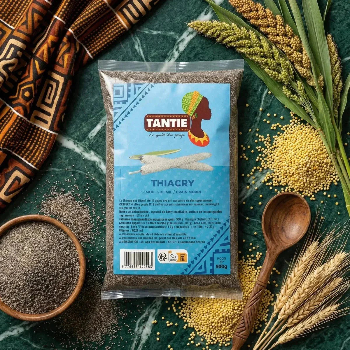Thiacry TANTIE, Hirsegrieß, Verpackung auf grünem Marmor mit afrikanischem Stoff, Getreide.