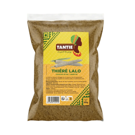 Beutel Thiéré Lalo TANTIE: afrikanischer Hirse-Couscous vor grünem Hintergrund.