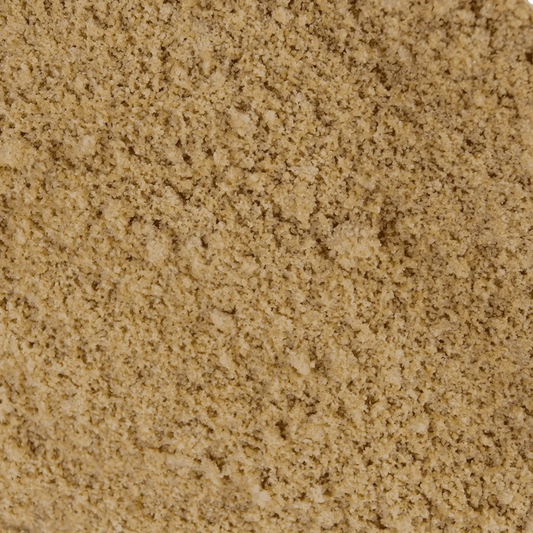 Gros plan sur la texture granuleuse du Thiéré Lalo TANTIE, couscous de mil fin, parfait pour recettes de Thiacry ou accompagnements savoureux.