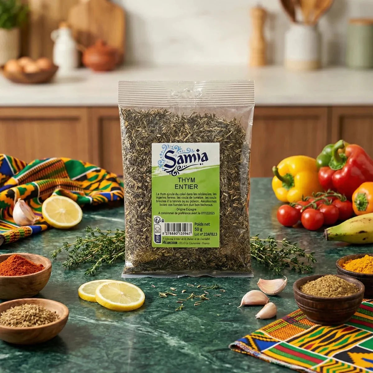 Thym entier SAMIA (50g) sur une table de cuisine avec légumes, épices, citron et tissu africain.