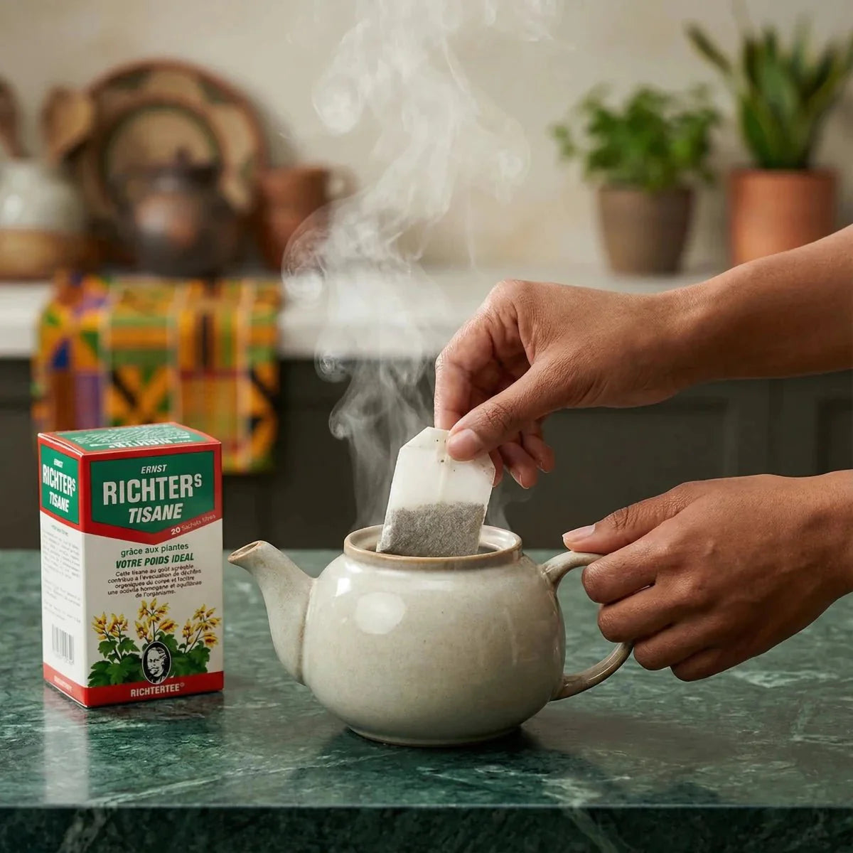 Kruidenthee Richter, voor een infusie in een beige keramische theepot.