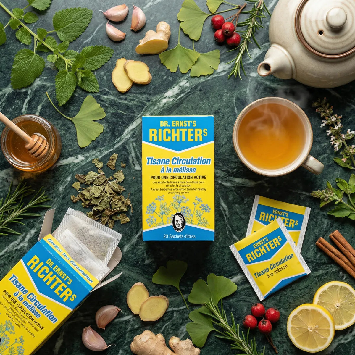 Stilleven rond een doos Circulation Dr Ernst's kruidenthee: theepot, kopje, citroen.