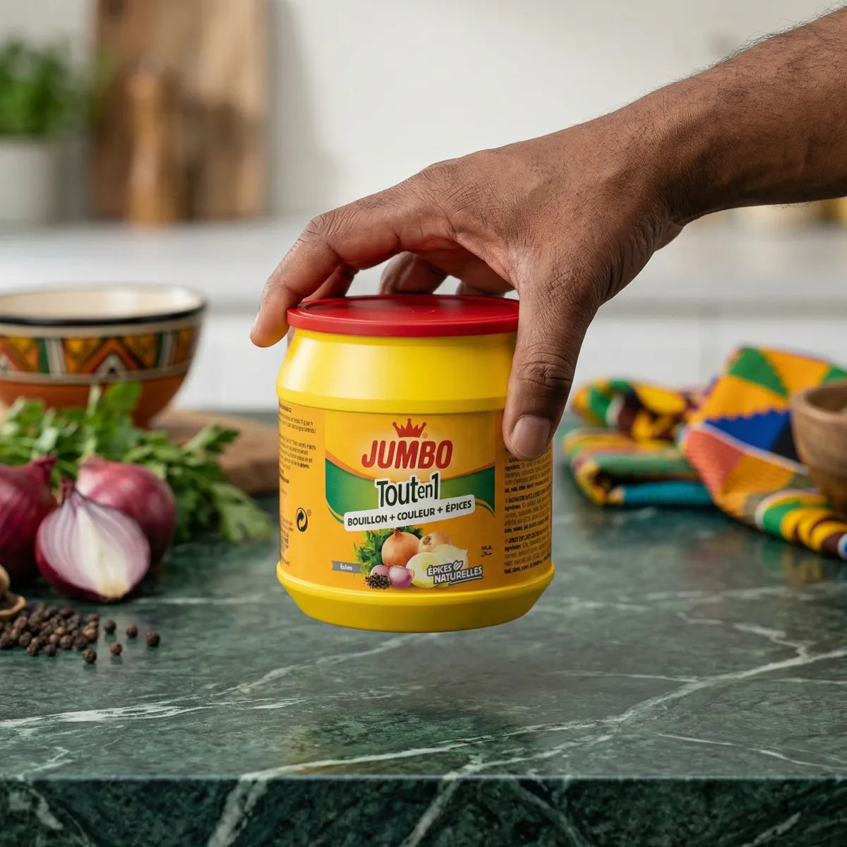 Alles-in-1-Gewürze von JUMBO, in einem gelben Behälter, präsentiert auf einer grünen Küchenarbeitsplatte.
