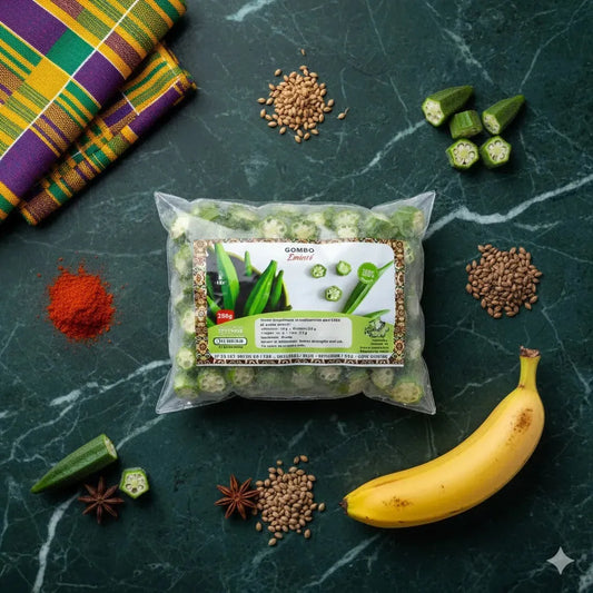 Sachet de gombo coupé surgelé présenté sur table avec épices et banane, idéal pour cuisine afro-caribéenne. Fraîcheur et praticité garanties.