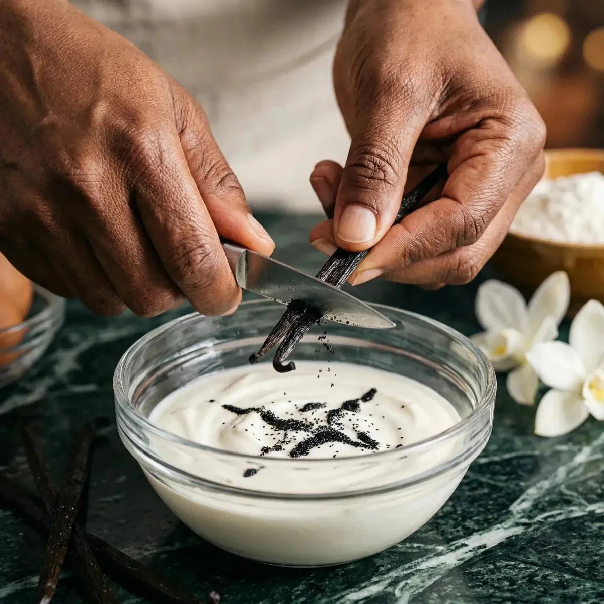 Especias de vainilla Bourbon de Chaleur Créole, vainas cortadas con cuchillo sobre un bol de crema.