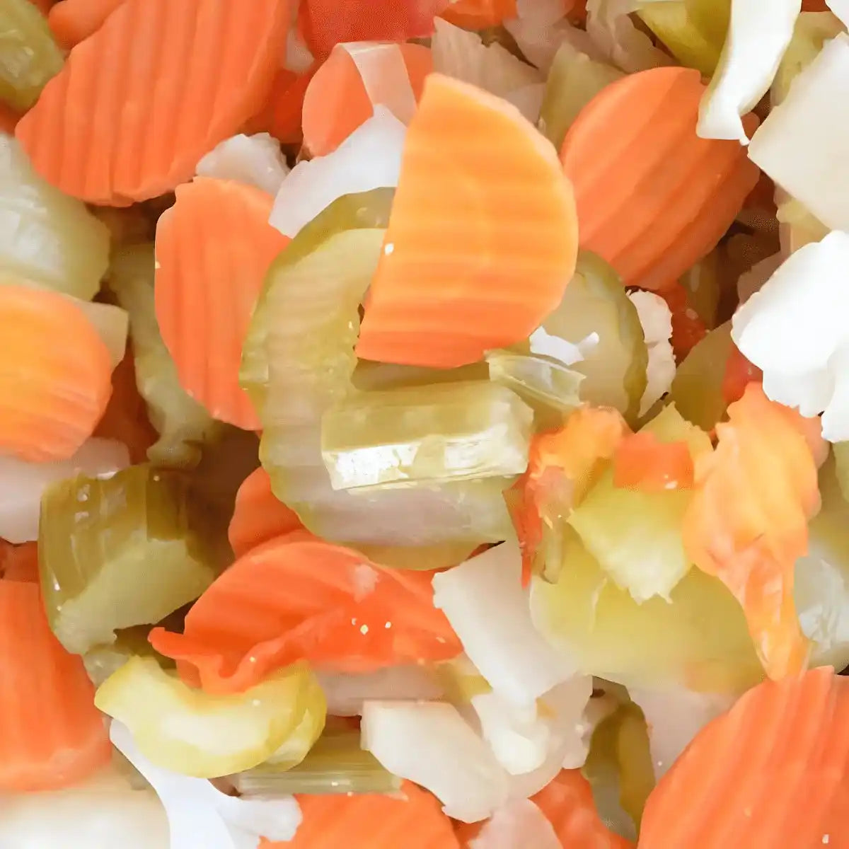 Gros plan sur les variantes de légumes SAMIA, mélange croquant de carottes, choux-fleurs et cornichons marinés.