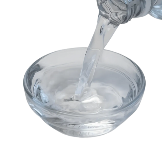 Versement du vinaigre blanc halal SAMIA dans un bol en verre, illustrant sa pureté et son usage culinaire polyvalent.