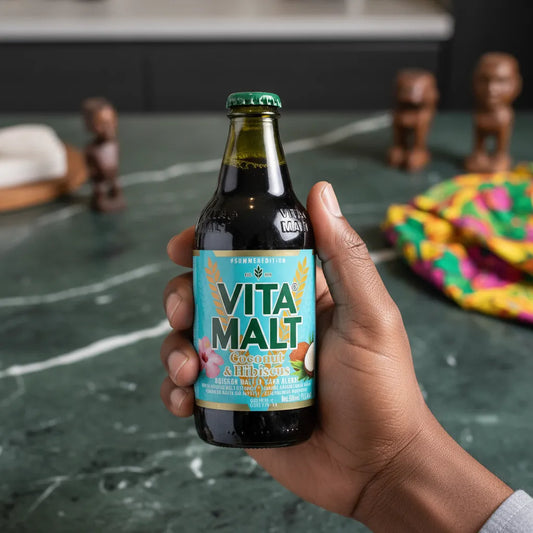 Main tenant une bouteille de VITA MALT Coconut & Hibiscus, boisson maltée sans alcool, idéale pour une pause exotique.