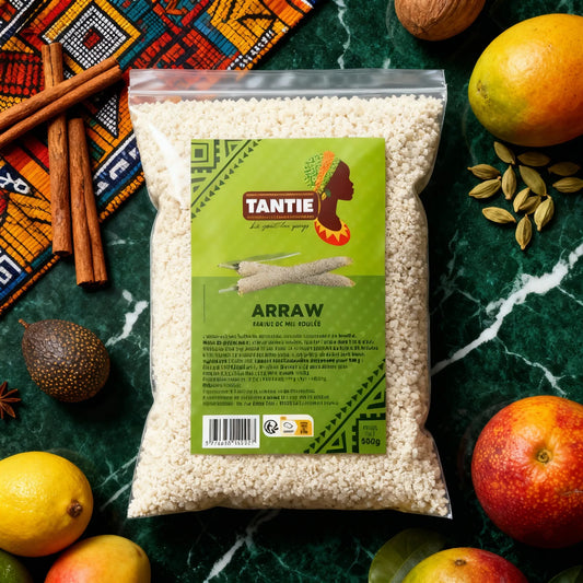 Sachet Arraw TANTIE 500g posé sur table avec fruits et épices, mélange aromatique de mil roulé pour recettes africaines authentiques.