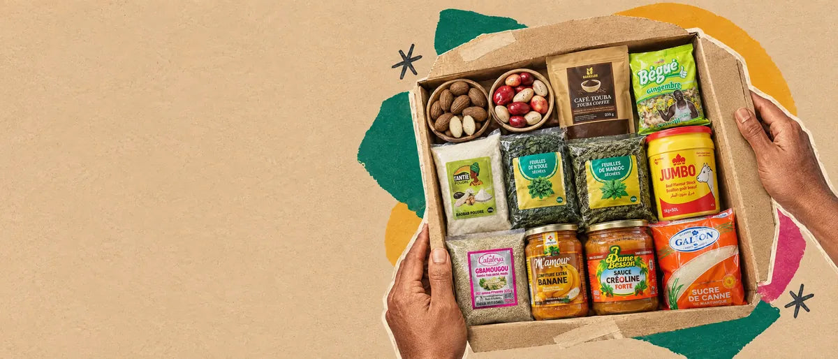Deux mains tiennent un colis ouvert sur papier kraft, rempli des meilleures ventes NKOSI : petit cola, noix de kola, café Touba BARKELOU, bonbons au gingembre BÉGUÉ, baobab en poudre TANTIE, feuilles de ndolé et de manioc séchées NUMBER ONE, bouillon JUMBO, poudre de gombo CATALEYA, confiture de banane M’AMOUR, sauce créoline DAME BESSON et sucre de canne LE GALION